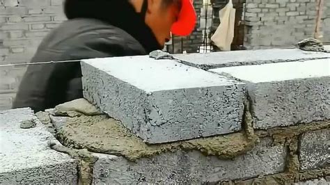 一个人一天能砌多少砖