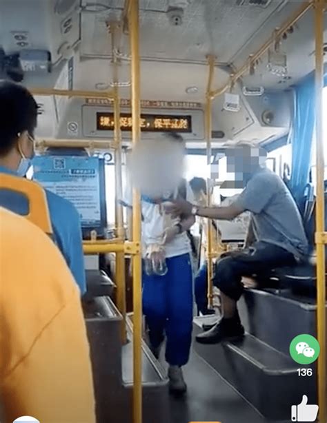一名老人在公交车猥亵女生