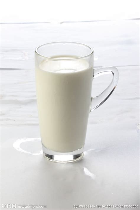 一杯热牛奶的图片