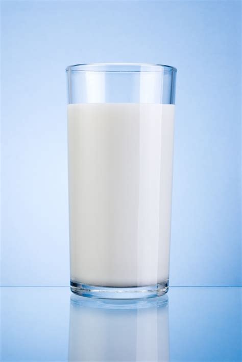 一杯纯牛奶图片