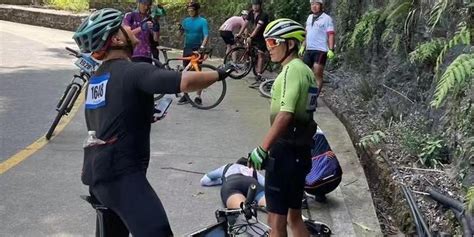 一自行车赛选手坠崖