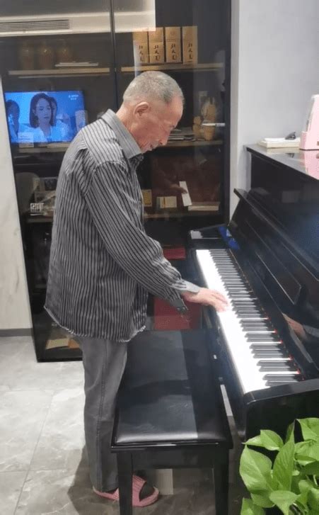 七十三岁父亲酒后随手弹钢琴