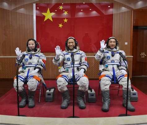 三位航天员第一次在空间站过春节