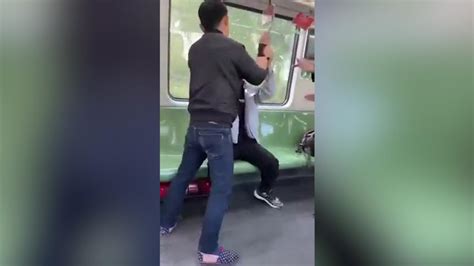 上海一男子地铁站耍刀