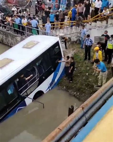 上海公交车失控坠河