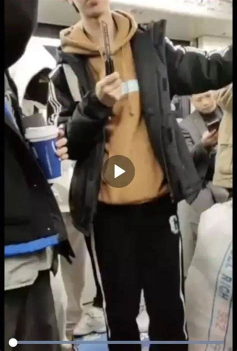 上海地铁内一男子耍刀玩