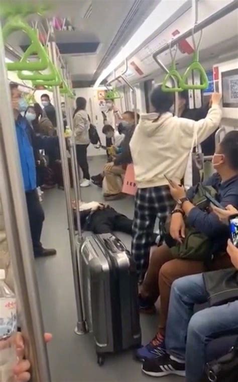 上海地铁没戴口罩被抬出