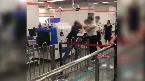 上海地铁站安检与乘客发生冲突