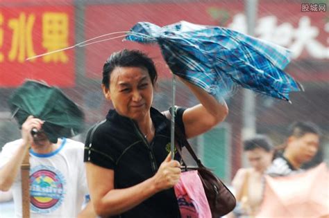 上海天气遭遇大风加暴雨