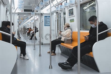 上海女子地铁上拒戴口罩