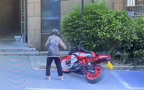 上海老人故意推倒摩托车事件