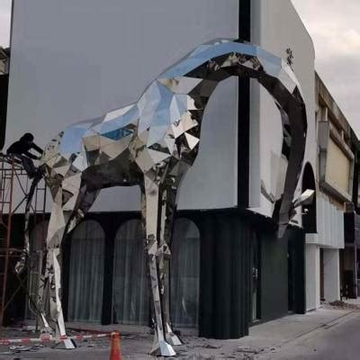 不锈钢几何镜面长颈鹿雕塑