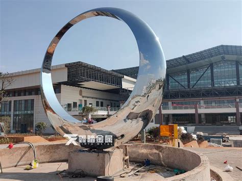 不锈钢圆环镜面雕塑