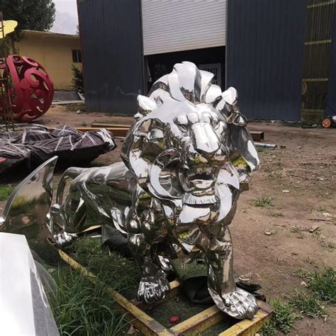 不锈钢拉丝狮子雕塑
