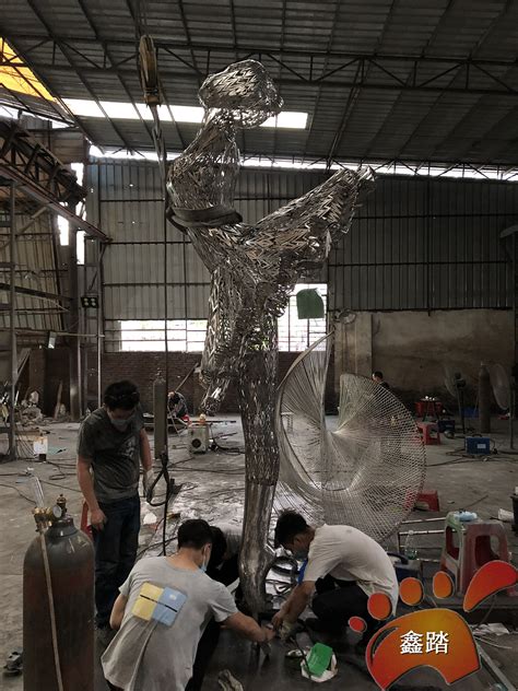 不锈钢线性雕塑的制作过程