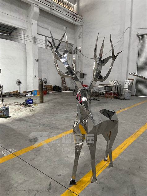 不锈钢锻造镜面鹿雕塑