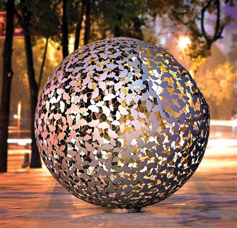 不锈钢镂空透光圆球雕塑