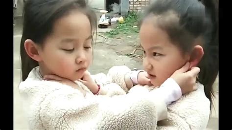 东北双胞胎小女孩打架
