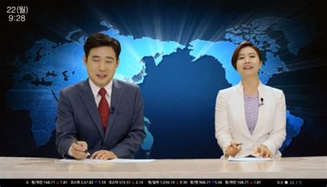 两个韩国主持人直播时被新闻笑到