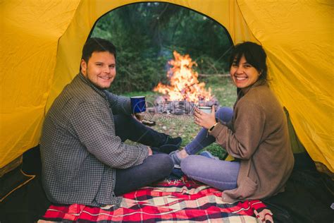 两对夫妇在野外帐篷交换无删减版电影在线播放