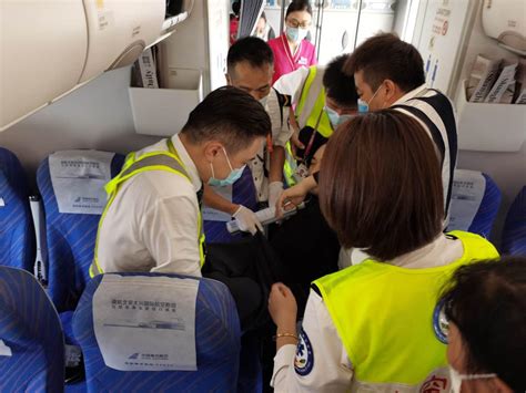 中国南方航空飞机上的乘客肚子疼