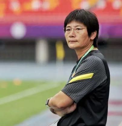 中国女足主教练叫什么名字