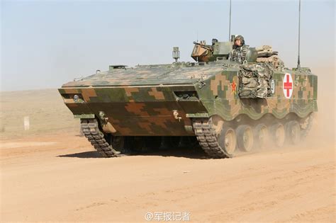 中国新型履带式装甲救护车