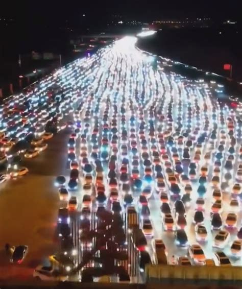 中国最大收费站堵成停车场