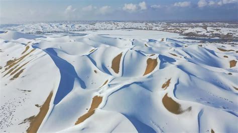中国最大沙漠下雪