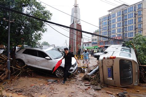 中国洪水冲毁汽车