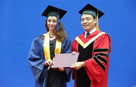 中国留学生美国领毕业证