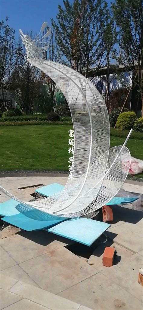 乐山玻璃钢长颈雕塑