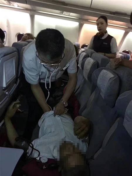 乘客突发心脏骤停8人接力抢救