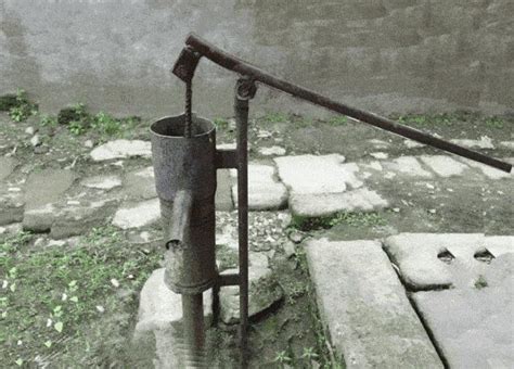 九十年代田间直筒式老式水泵