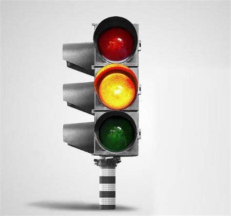交通信号灯黄灯持续闪烁,车辆、行人应该如何做