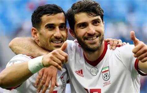 伊朗男子庆祝伊朗输球