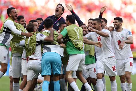 伊朗足球队输后一人庆祝伊朗输球