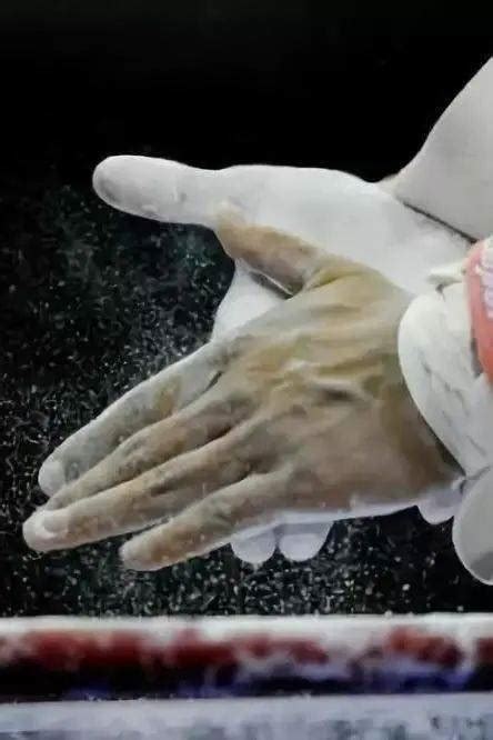 体操运动员手上涂滑石粉还是镁粉