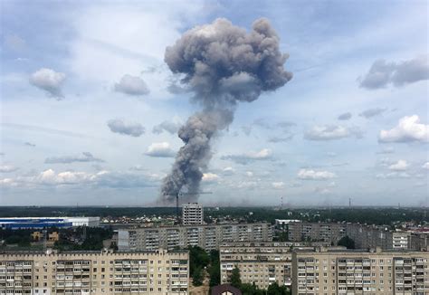 俄军工厂爆炸后腾起巨大的蘑菇云