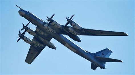 俄图95战略轰炸机首次降落中国