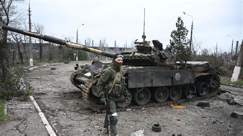 俄打爆两辆乌军战车