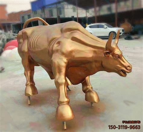 保定玻璃钢金色牛雕塑