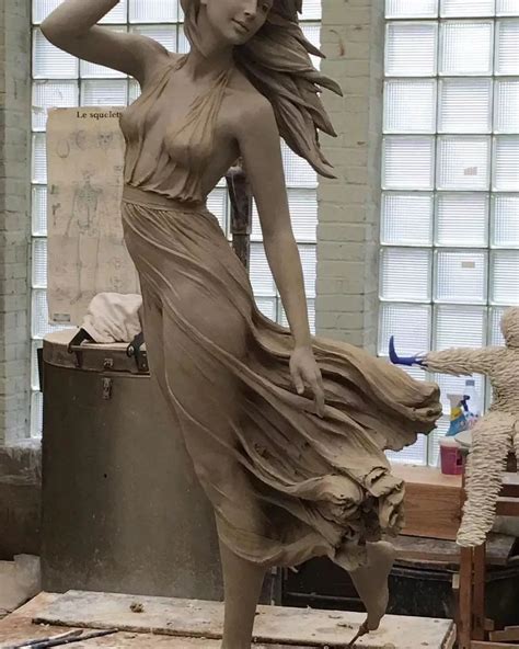 全身银色的女人雕塑