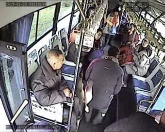 公交车司机打开救护车