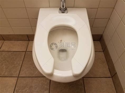 公共厕所地面有粪便吗