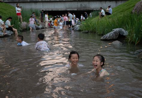 农村小女孩在河里玩水嬉戏