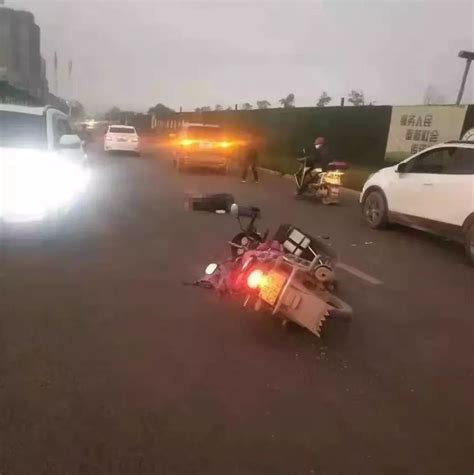 农村骑摩托车被车撞