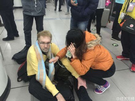 北京一男子坐地铁晕倒