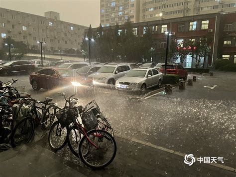 北京发布大风暴雨雷电双红色预警
