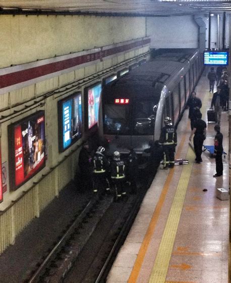 北京地铁一号线一名乘客跳下站台